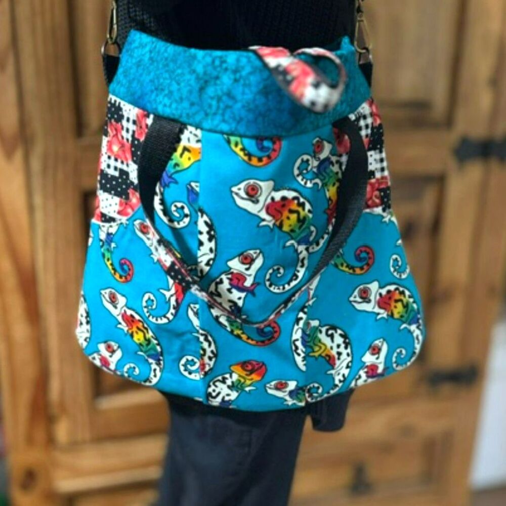 Women’s March Bag — Chameleon Beauty with Kangaroo‑Style Pockets